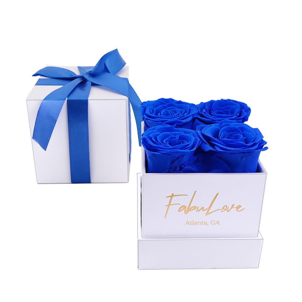 Boeket met Vier Eeuwige Rozen in Cadeaubox