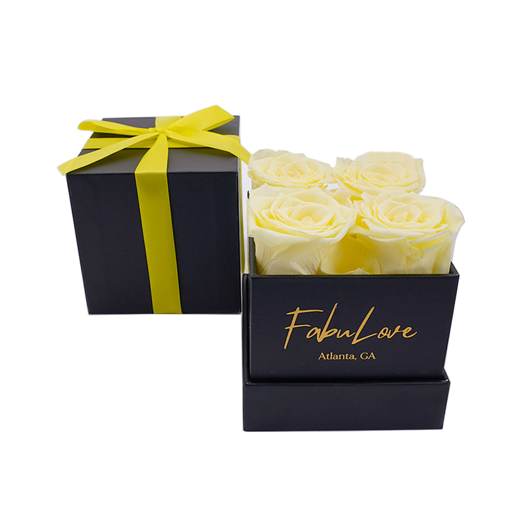 Boeket met Vier Eeuwige Rozen in Cadeaubox