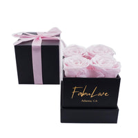 Boeket met Vier Eeuwige Rozen in Cadeaubox
