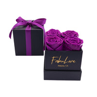 Boeket met Vier Eeuwige Rozen in Cadeaubox
