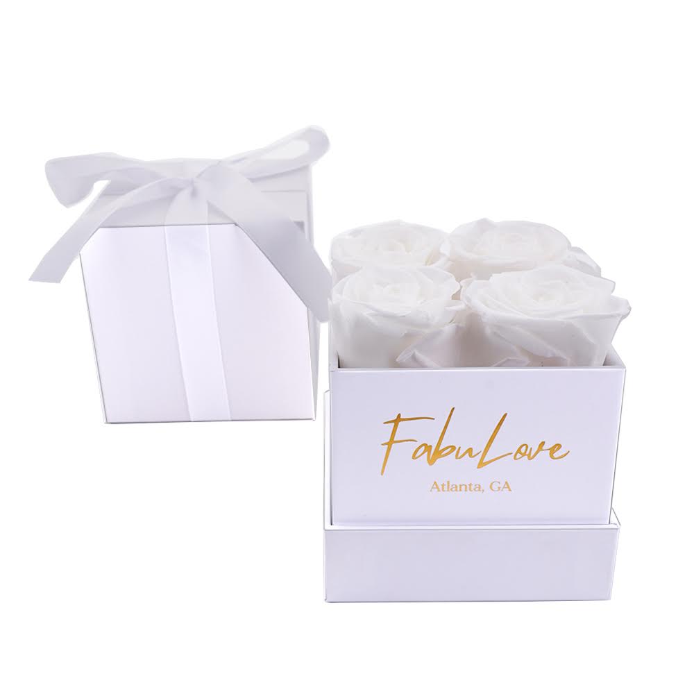 Boeket met Vier Eeuwige Rozen in Cadeaubox
