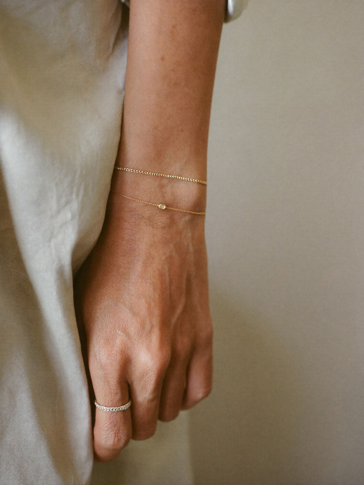 Pols met fijne gouden armbandjes